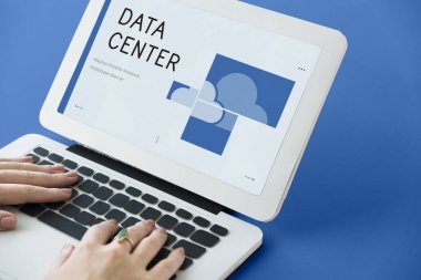 Dizüstü bilgisayarda yazan kadın klavyesi