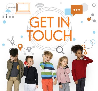 Cep telefonları konuşan çocuklar