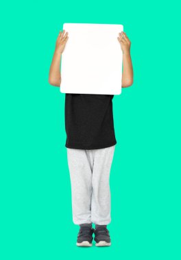 boş afişini suratla kapsayan çocuk