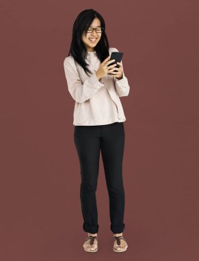 Asyalı kadın Smartphone kullanarak gülümseyen