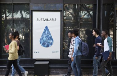 Afişini yürüyen öğrenciler 