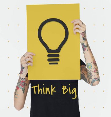 Dövmeli kişi holding afiş.