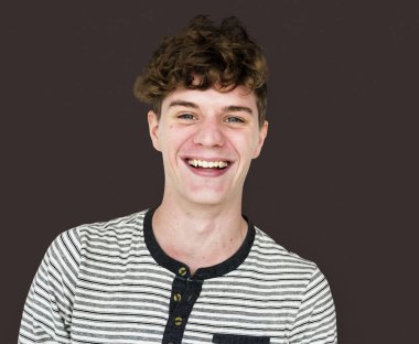 adam mutlu yüz ifadesi ile