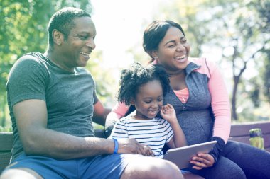 Dijital tablet kullanan aile