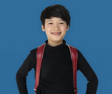 Asyalı okullu çocuk sırt çantası ile