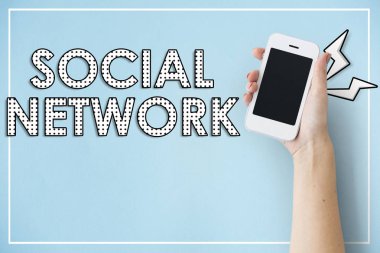 Akıllı telefon tutan kadın