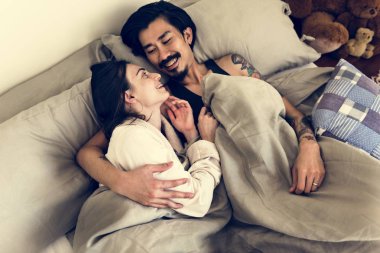 Çift yatak sarılma üzerinde olduğunu