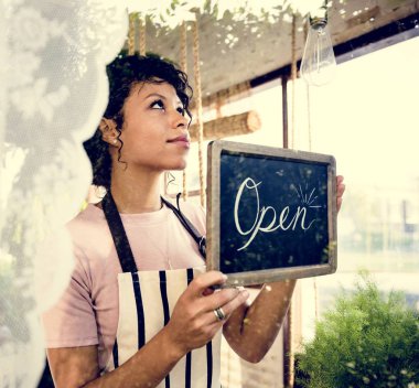 Afrikalı kadın dükkanda çalışan önlük 