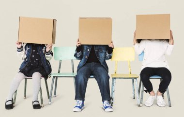 sandalye üzerinde oturan çocuklar