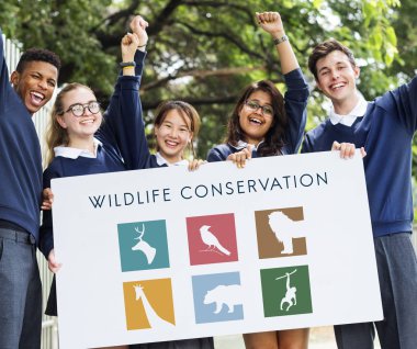 Afiş tutarak öğrenciler