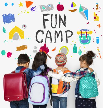 Sırt çantalı okul çocukları