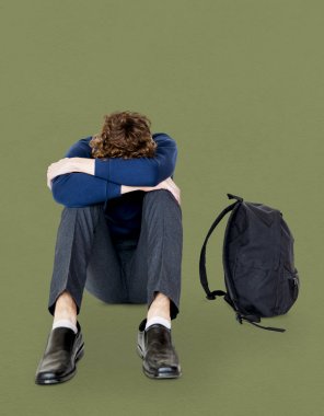 stresli öğrenci tek başına oturmak