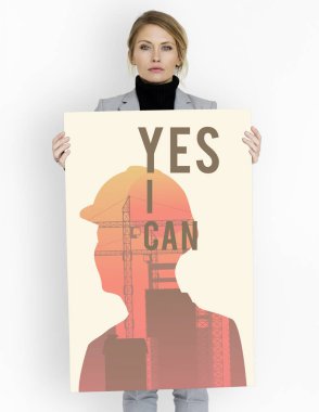 İş kadını afişini tutar 