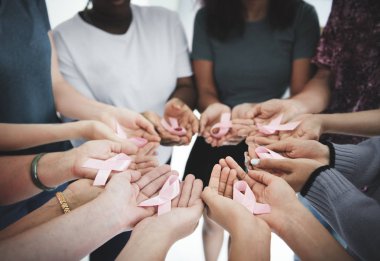 bilinçlenme kurdeleleri kanser tutan kadın