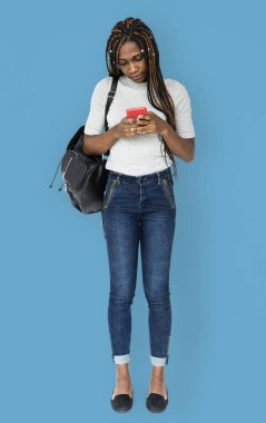 Akıllı telefon kullanan kadın