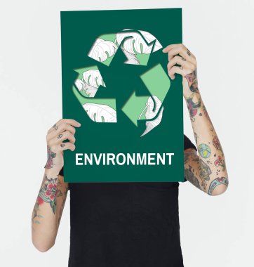 Dövmeli kişi holding afiş.