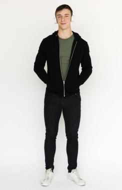 Rahat tarzı ile genç adam tam vücut stüdyo çekimleri