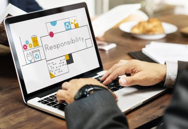 Tipik dizüstü klavye üzerinde iş adamları