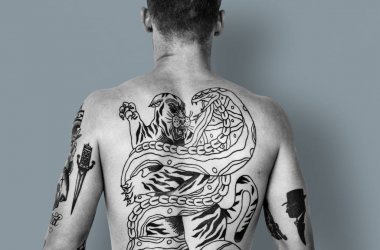 Gömleksiz dövmeli adam