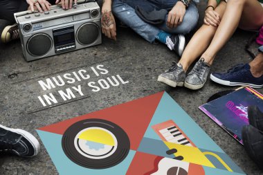 boombox katta oturan gençler