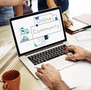 insan eli masada dizüstü bilgisayar kullanarak