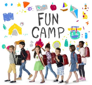 sırt çantaları ile yürüme çocuklar