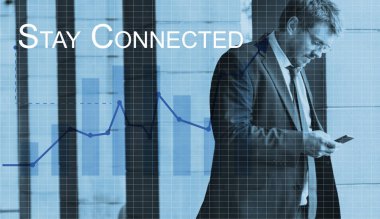 Akıllı telefon kullanan iş adamı