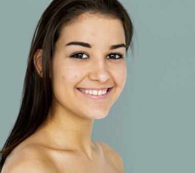 beyaz kadın gömleksiz