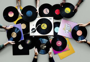 Elleri ve vinil kayıtlar