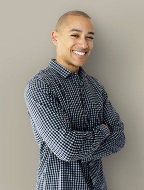 gömlek gülümseyen adam 