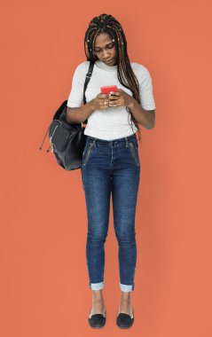 Akıllı telefon kullanan kadın