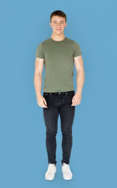  Gündelik giysiler içindeki genç adam.