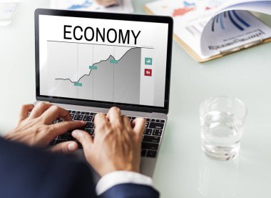 Bilgisayarla çalışan bir iş adamı