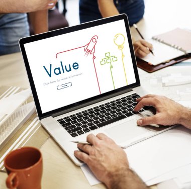 insan eli masada dizüstü bilgisayar kullanarak