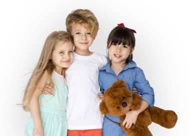 Çocuklar birlikte sarılma