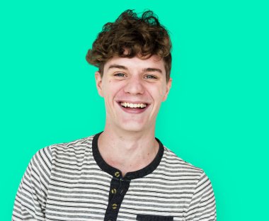 adam mutlu yüz ifadesi ile