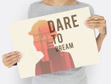 Kağıt afiş tutan kadın