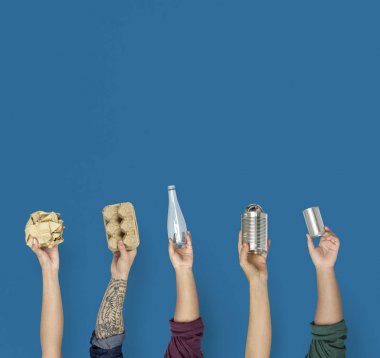 şeyler geri dönüşüm için holding eller