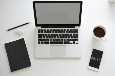 Açık tablo üstünde laptop 