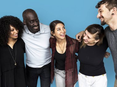 insanlar gülümsüyor ve arkadaşlarının yanına