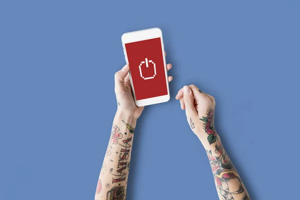 Persona tatuada usando smartphone . — Foto de Stock