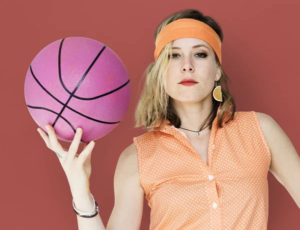 Блондинка з баскетбольним м'ячем — стокове фото