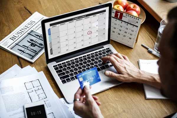 Hombre usando el ordenador portátil en la mesa — Foto de Stock