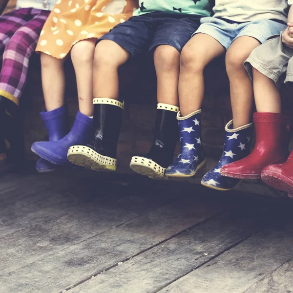 Enfants en bottes en caoutchouc coloré — Photo