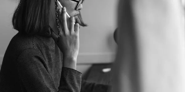 Kvinnan pratar på smarttelefon — Stockfoto