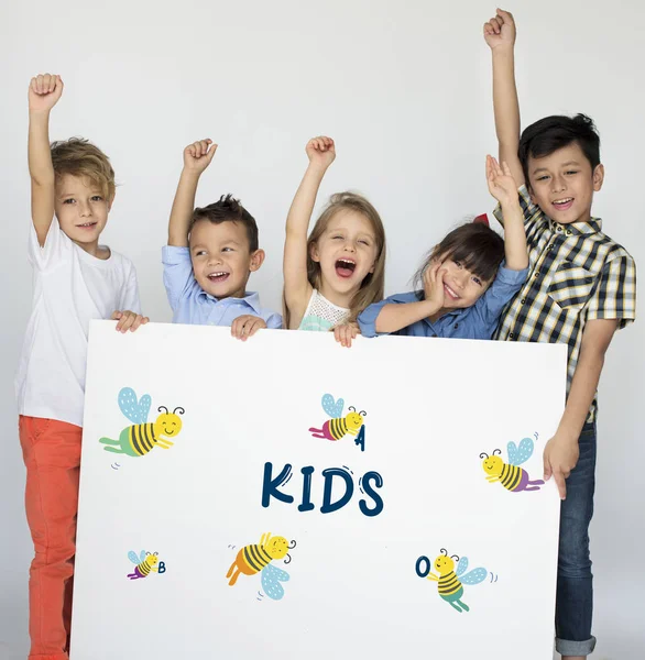 Niños pequeños sosteniendo pancarta —  Fotos de Stock