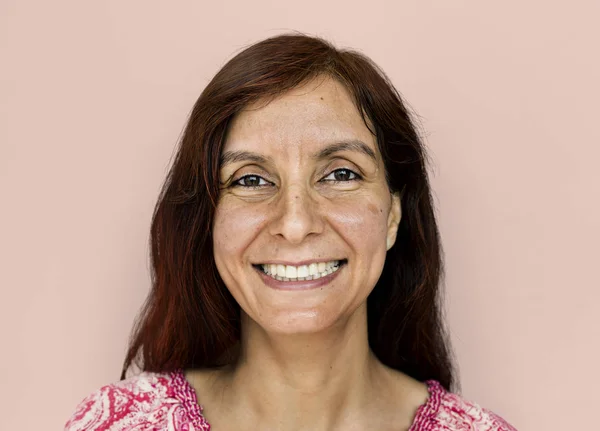 Индийская женщина улыбается — стоковое фото