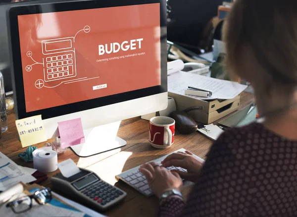 Geschäftsfrau arbeitet im Büro — Stockfoto