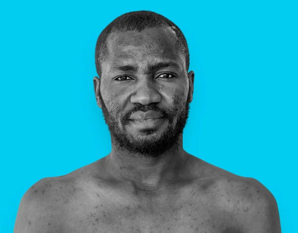 Gömleksiz Afrikalı-Amerikalı adam — Stok fotoğraf
