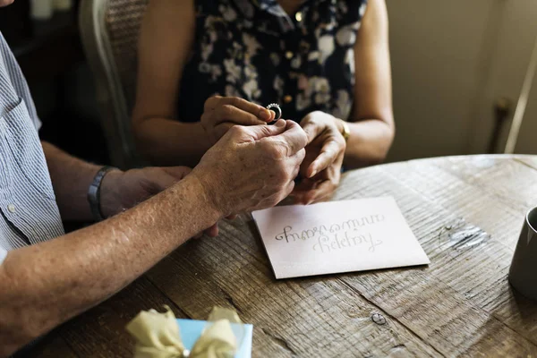 Homem sênior dando anel à esposa — Fotografia de Stock